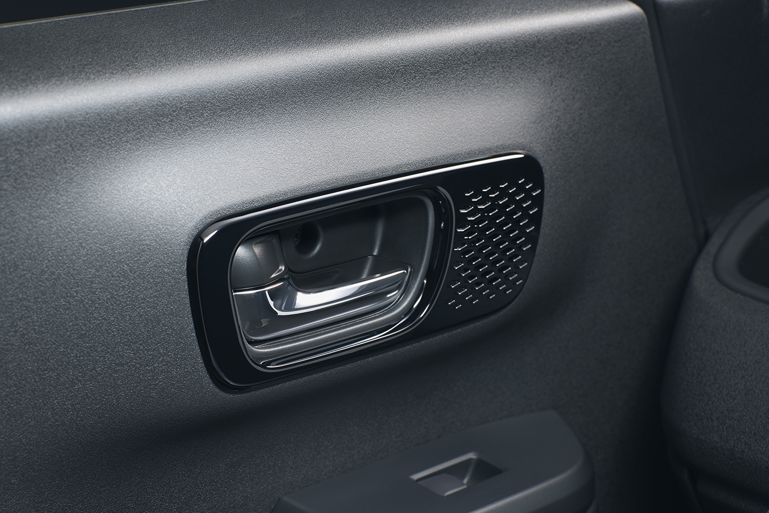 N-BOX CUSTOM BLACK STYLEのドアオーナメントパネル 〜 画像17