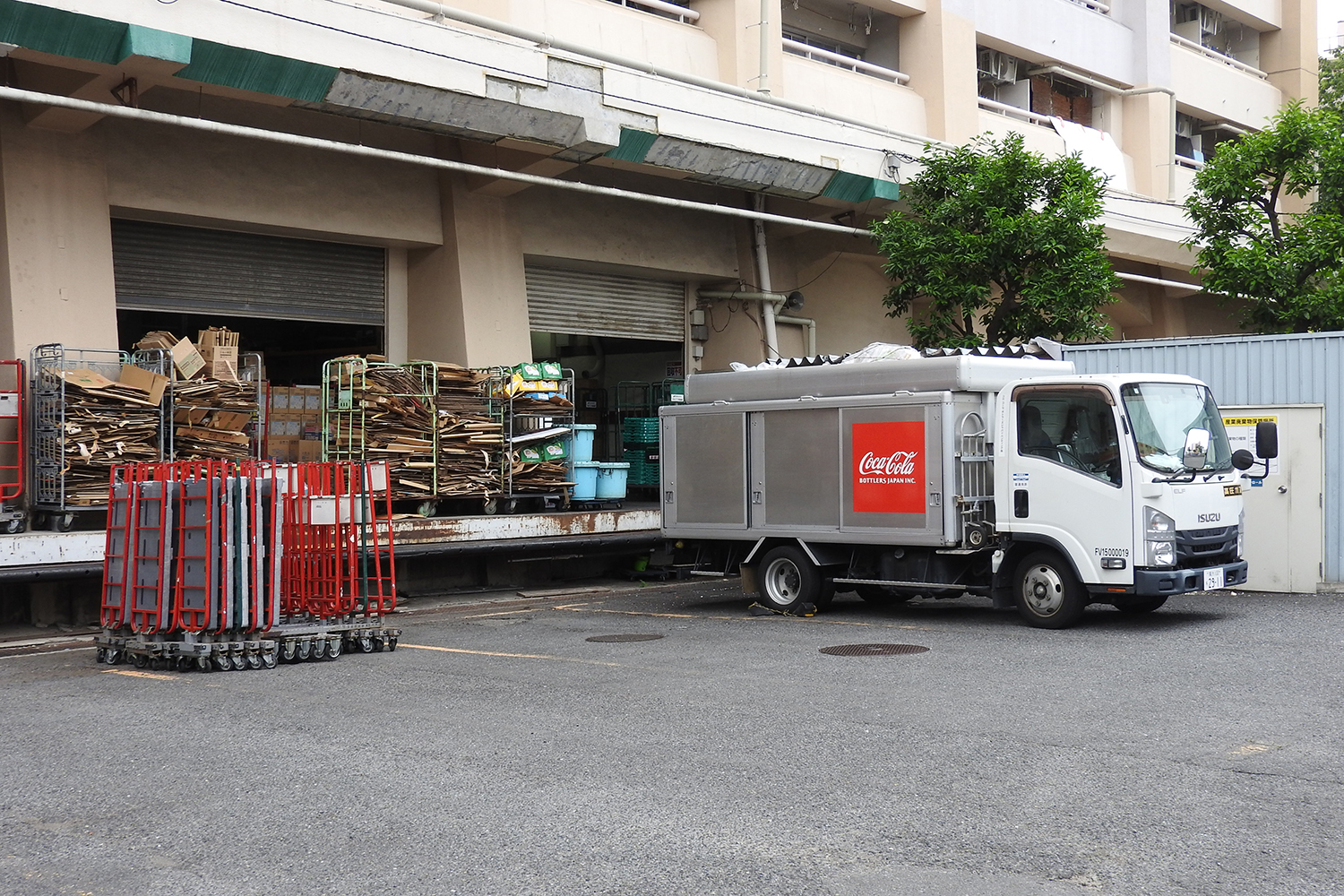 荷物を積み下ろすトラック