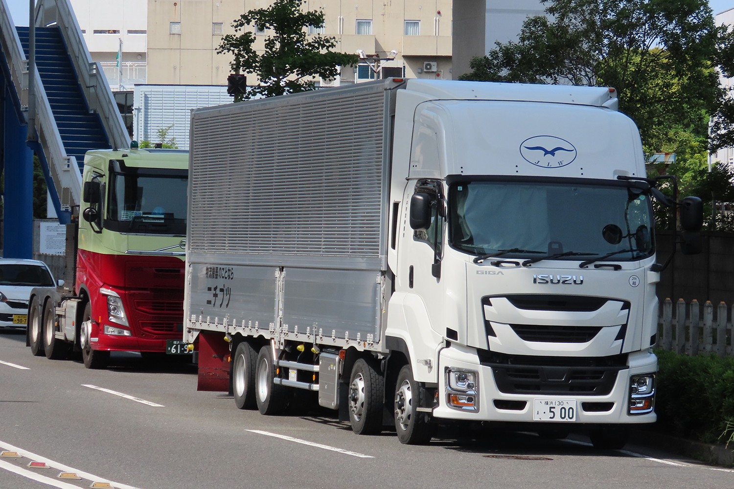 路上で休息をとるトラック