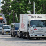 違法なのはわかっているが法を守れば仕事にならない！　危険かつ違法な「トラックの路駐駐車」には根深すぎる原因があった