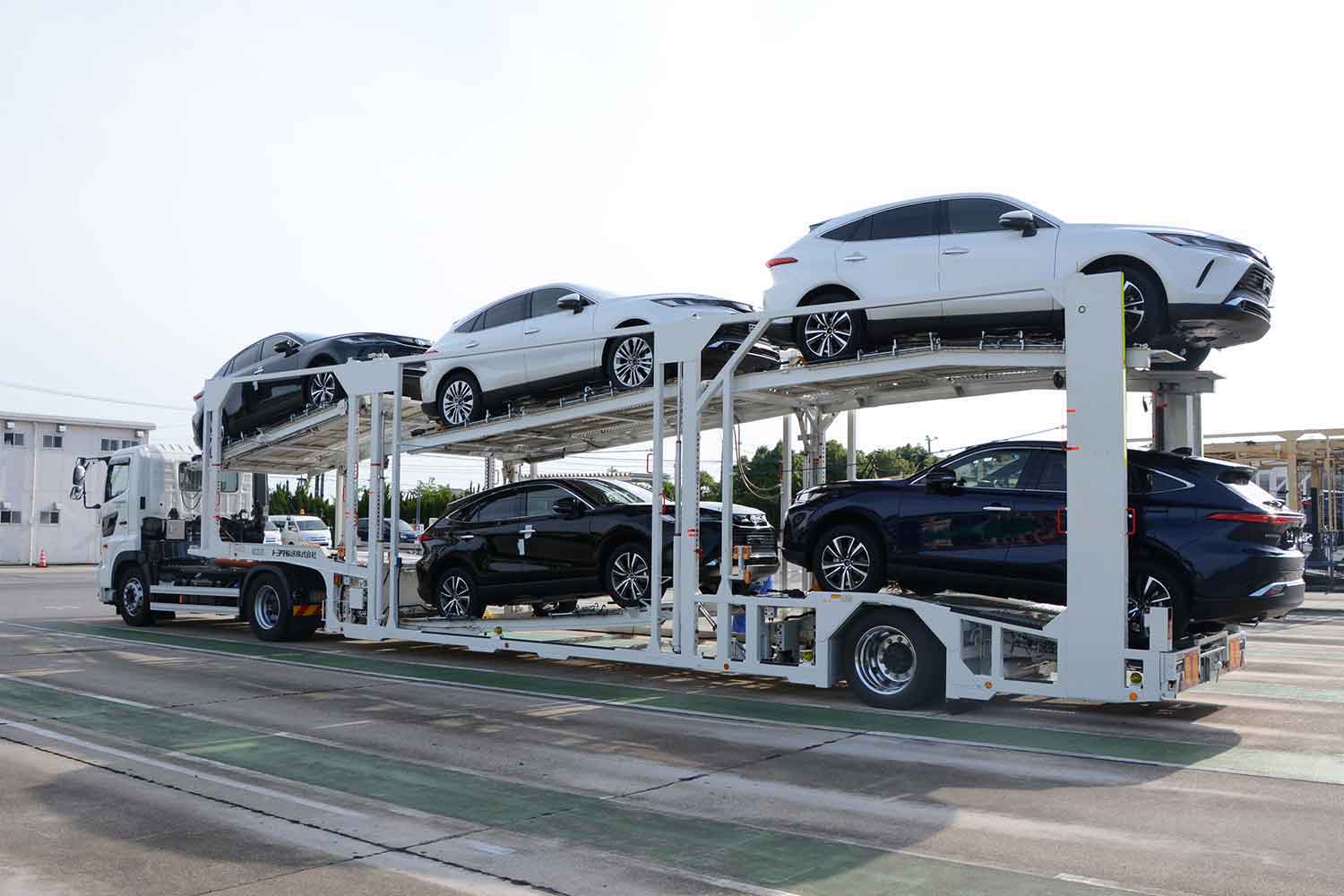 陸送される新車