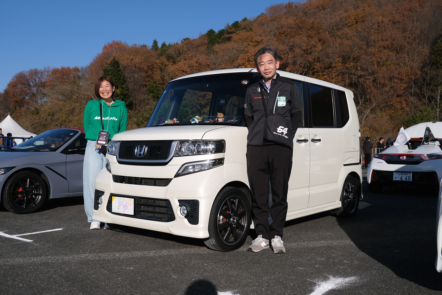 aiさん（写真向かって左）と「N-BOX モデューロX」、モデューロX完成車性能担当である湯沢峰司さん（写真向かって右） 〜 画像53