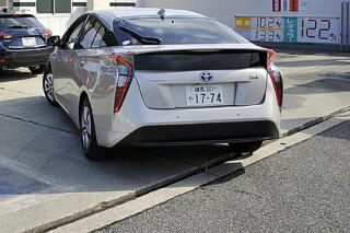 ガソリンスタンド入口の「謎の溝」の正体とは