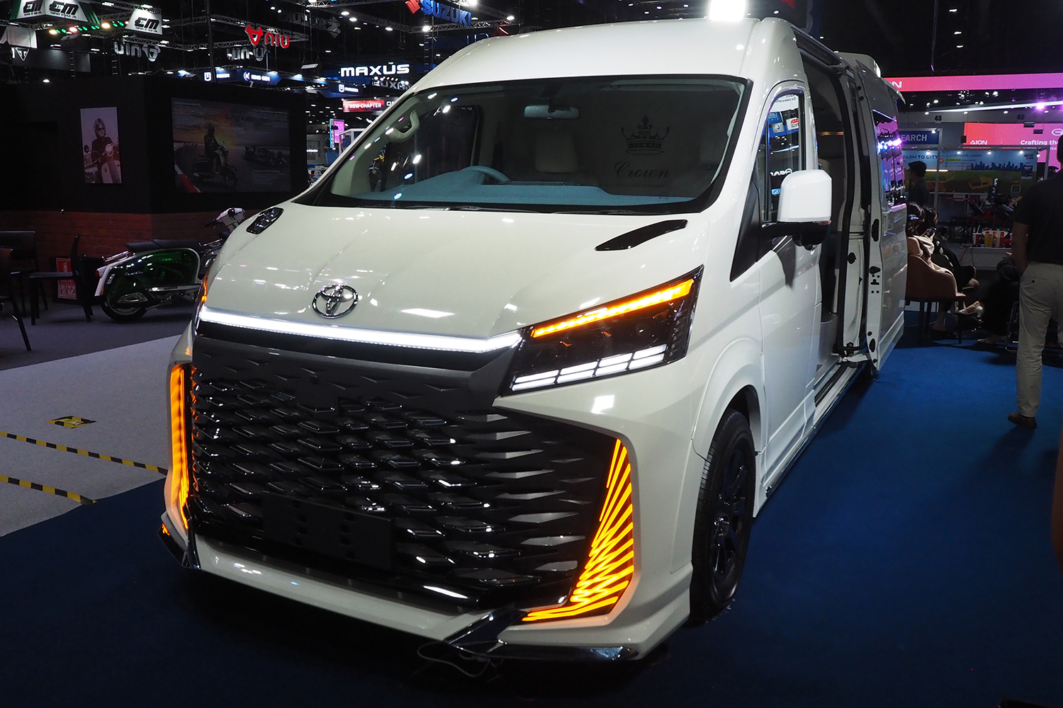 タイのトヨタ・コミューターではアルファードやレクサス風の改造が流行している 〜 画像4