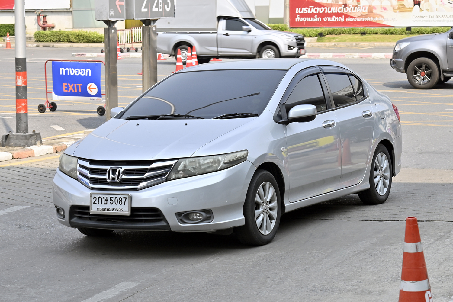 バンコク市街地を走行する車両