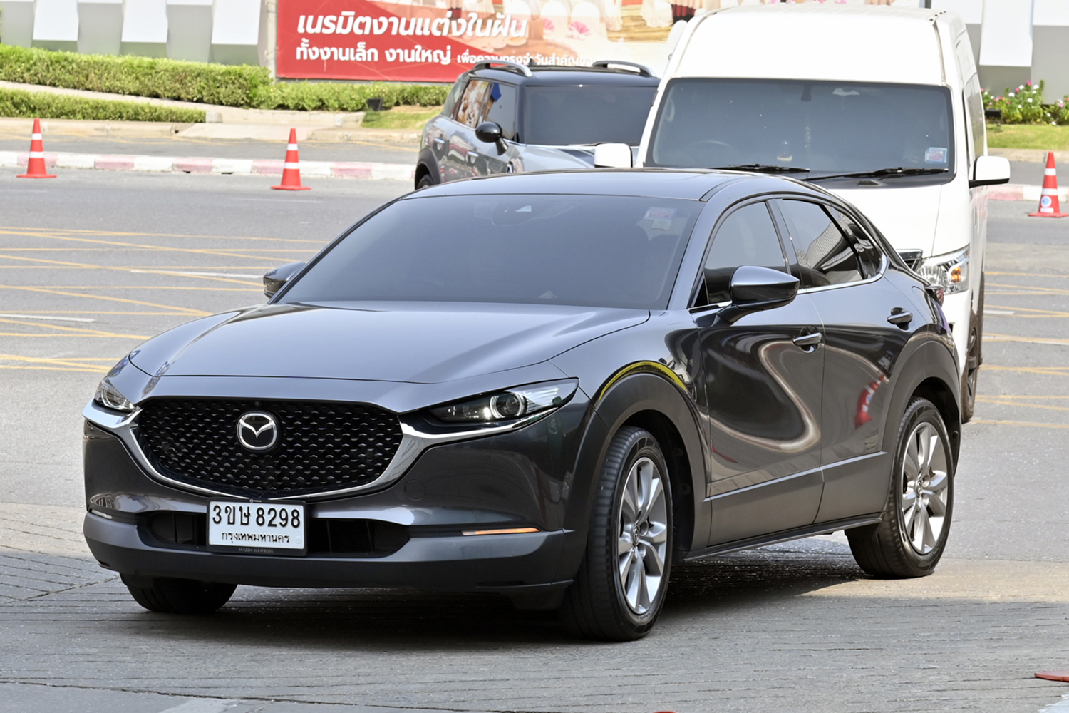 東南アジアでは濃い色のウインドウフィルムが当然の装備となっている