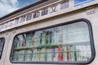 読書文化を支える移動図書館車とは