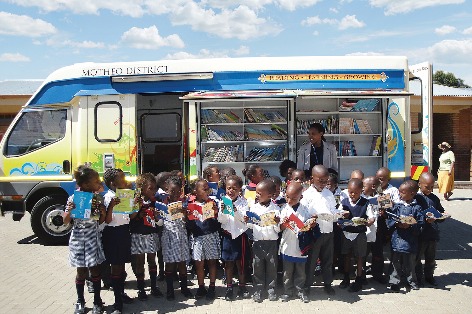 海外で活躍する移動図書館車