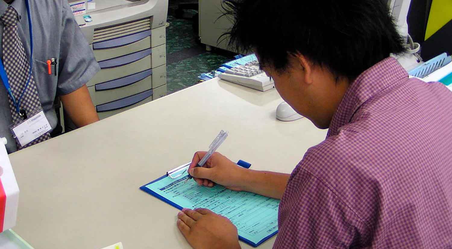 書類記入のイメージ