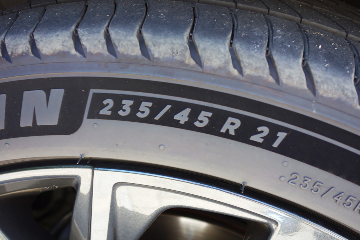 21インチの大径タイヤ