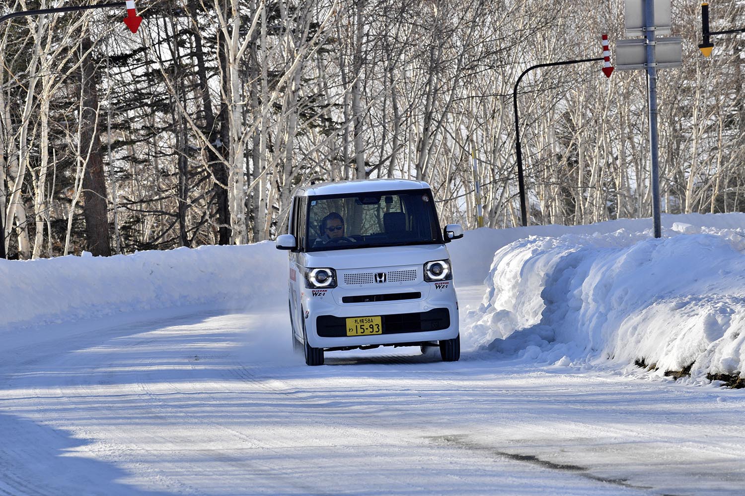 雪道を走行するホンダN-BOX 〜 画像15