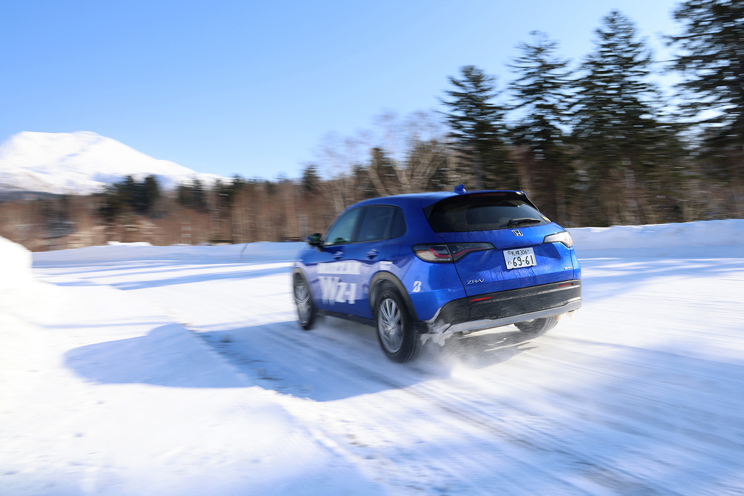 雪道を走行するホンダZR-V 〜 画像13