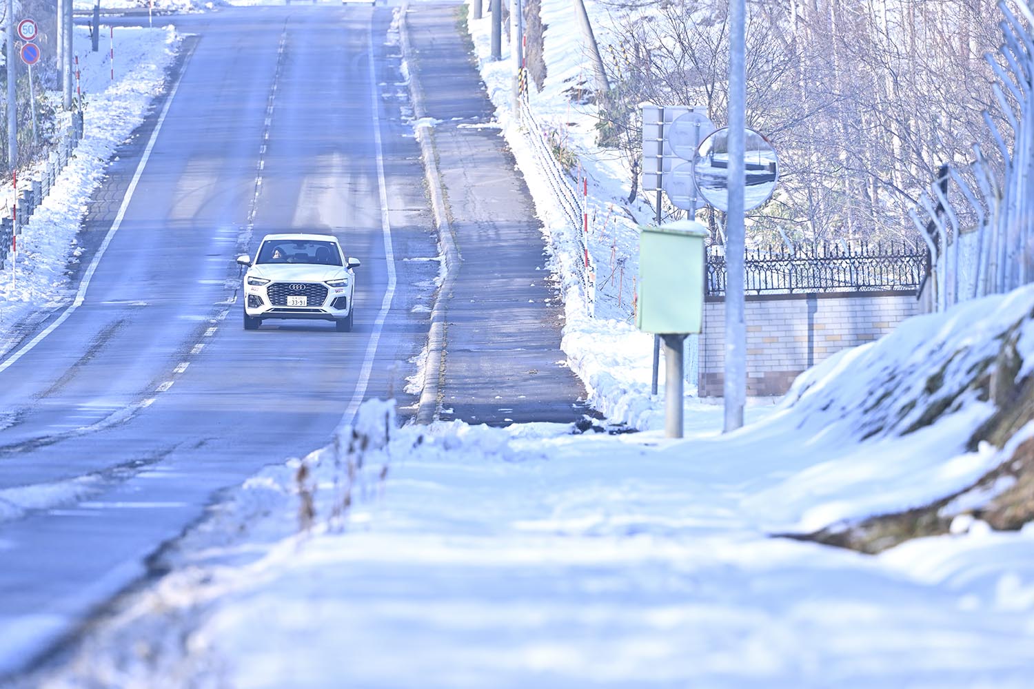 残雪が溶け出した国道
