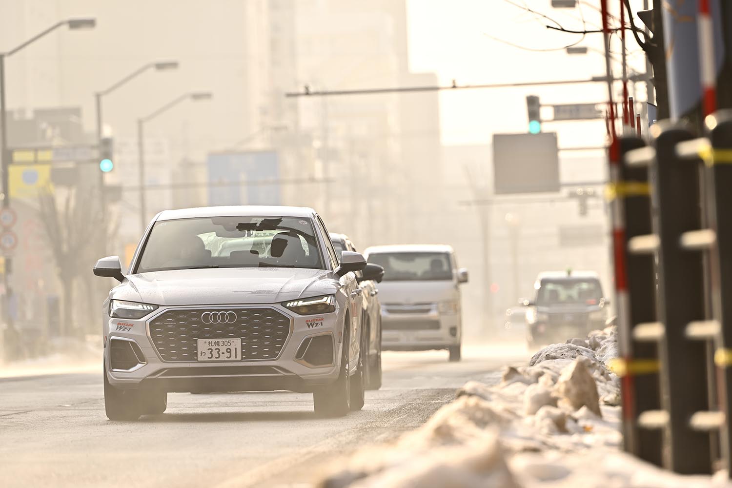 市街地を走行するアウディQ5