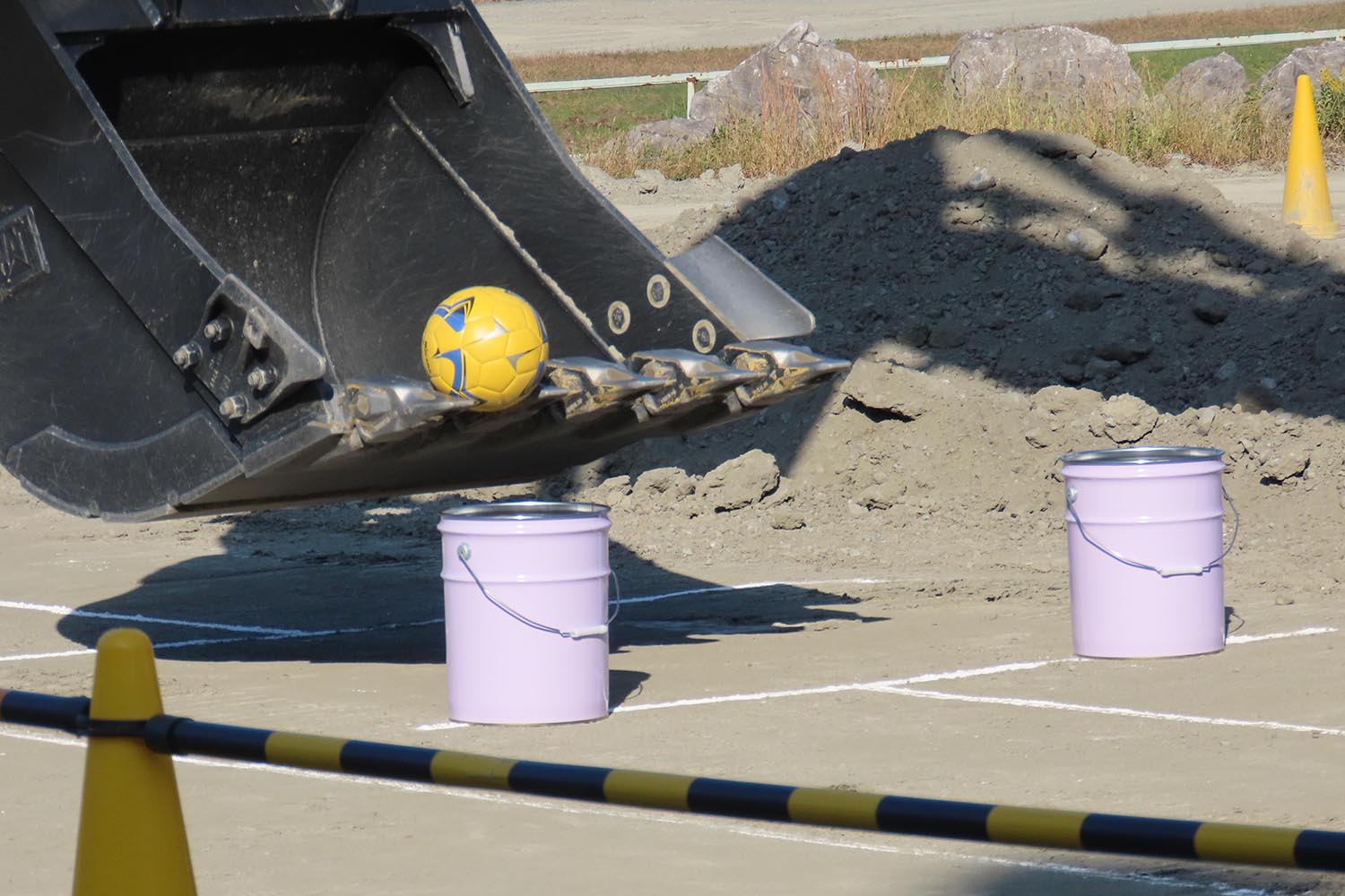 バケットでボール缶に入れる課題 〜 画像1