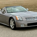 【画像】街中の注目度では間違いなく勝っていた！　メルセデス・ベンツSLのガチライバル車「キャデラックXLR」はもっと評価されていいクルマ!! 〜 画像14