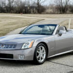 【画像】街中の注目度では間違いなく勝っていた！　メルセデス・ベンツSLのガチライバル車「キャデラックXLR」はもっと評価されていいクルマ!! 〜 画像15