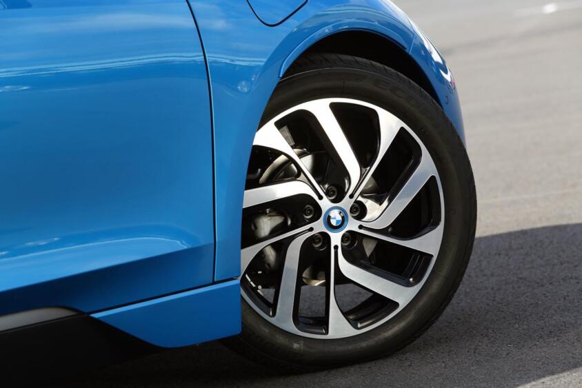 履き替え銘柄も少なくて苦労するけどなぜ採用する？　「幅狭で大径のタイヤ」を採用する電動車がいるワケ