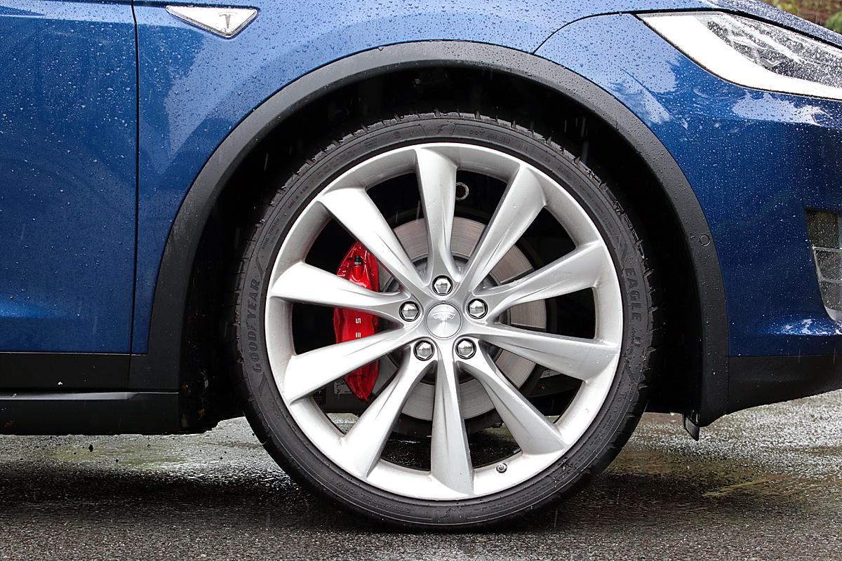 テスラ・モデルXの足まわり