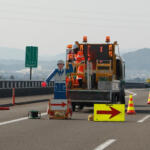 【画像】高速道路の工事規制で使われるカラーコーンは設置も回収も「手」って危険すぎるだろ！　というわけで自動化……に取り組むもなかなか難しい課題だった 〜 画像1