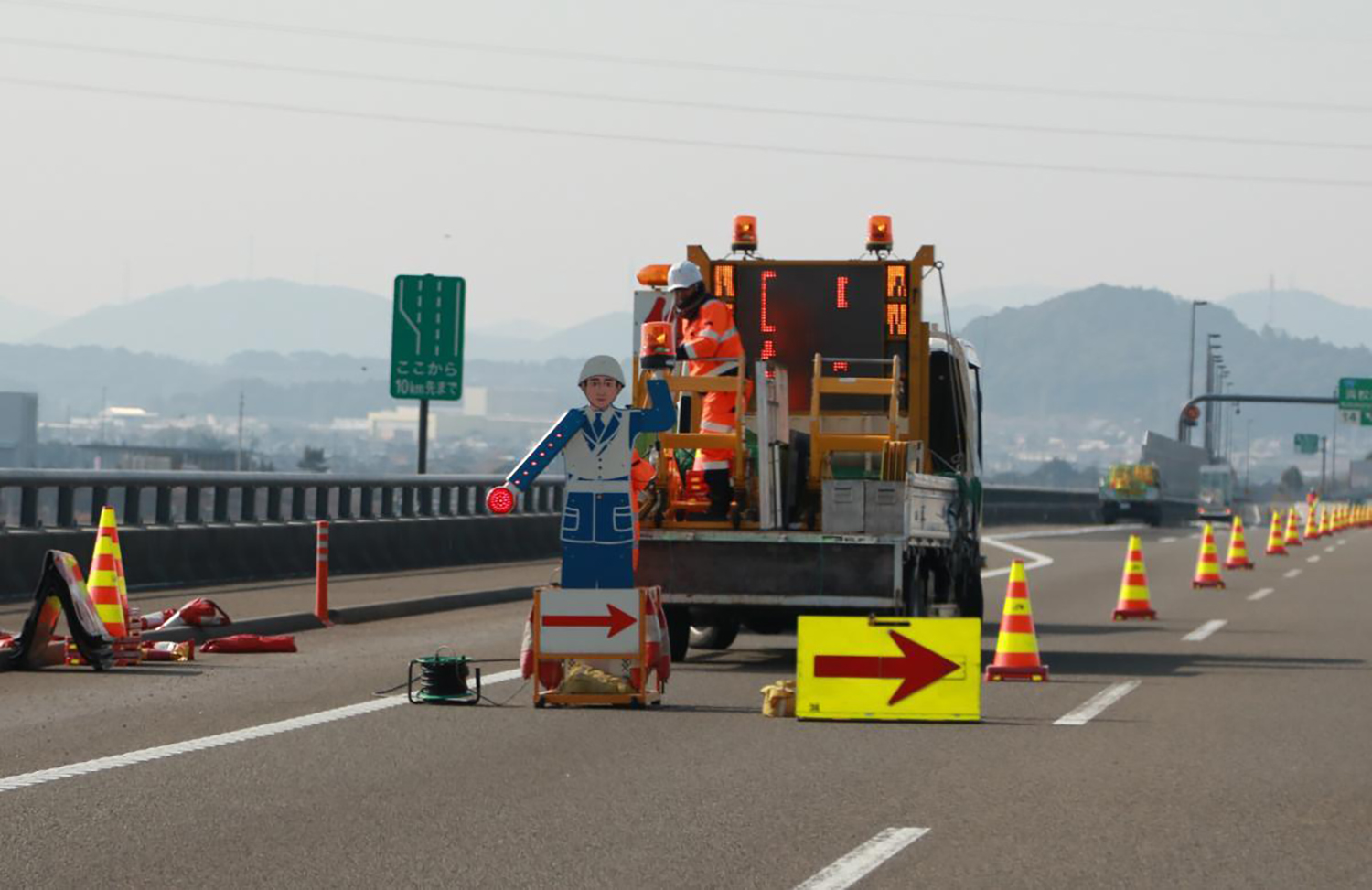高速道路に置かれるカラーコーンの設置事情 〜 画像1