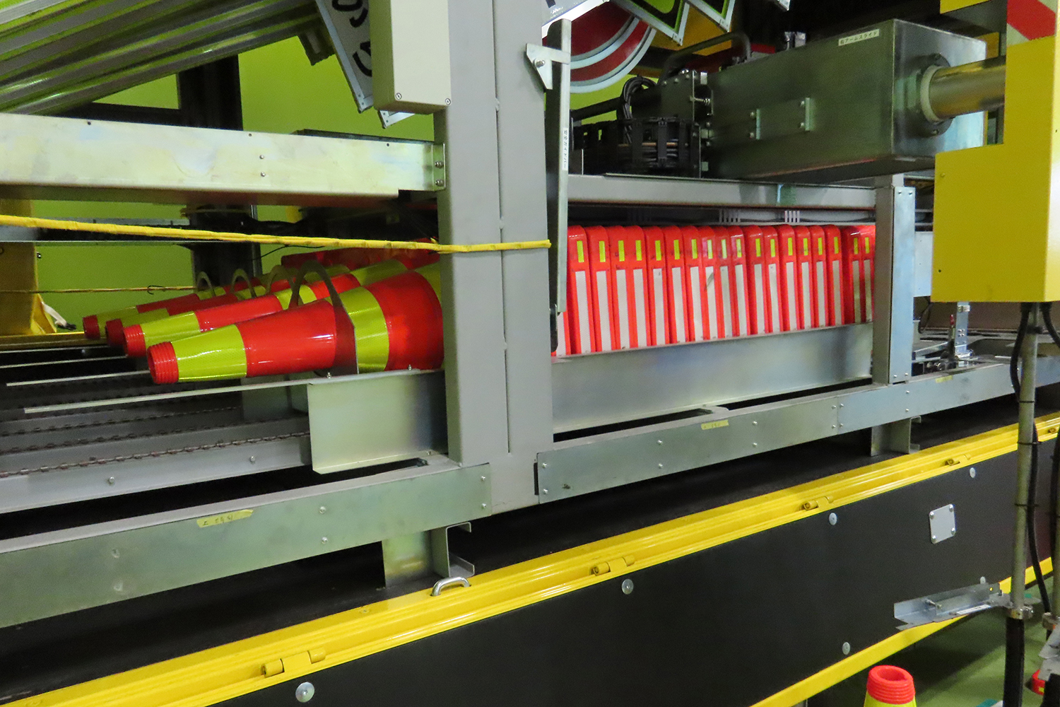 高速道路に置かれるカラーコーンの設置事情 〜 画像3