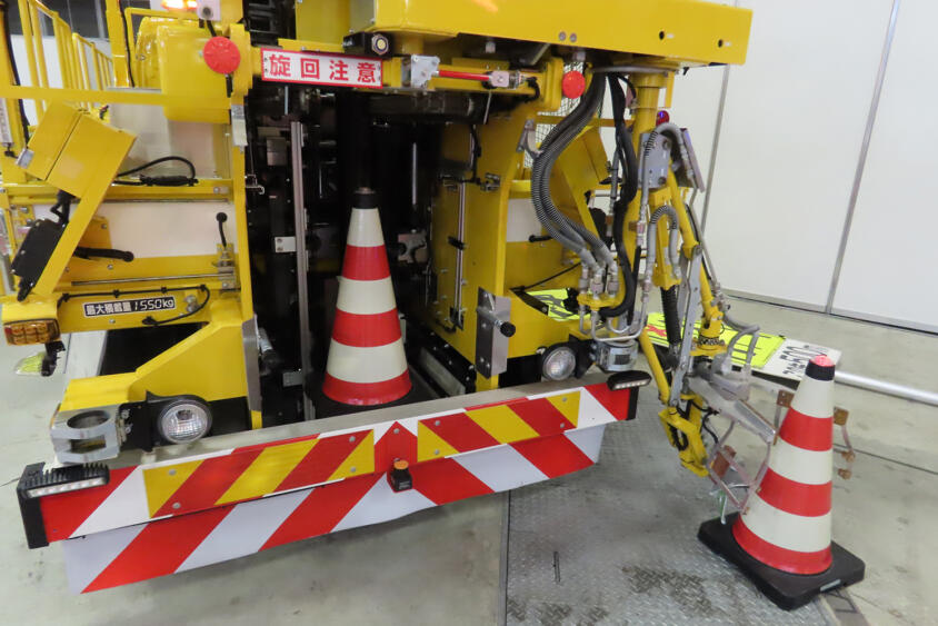 高速道路の工事規制で使われるカラーコーンは設置も回収も「手」って危険すぎるだろ！　というわけで自動化……に取り組むもなかなか難しい課題だった