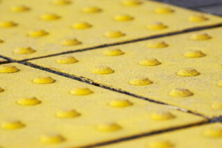 安全運転が上手い人ほど気にしている「点字ブロック」は道路からのサインだった