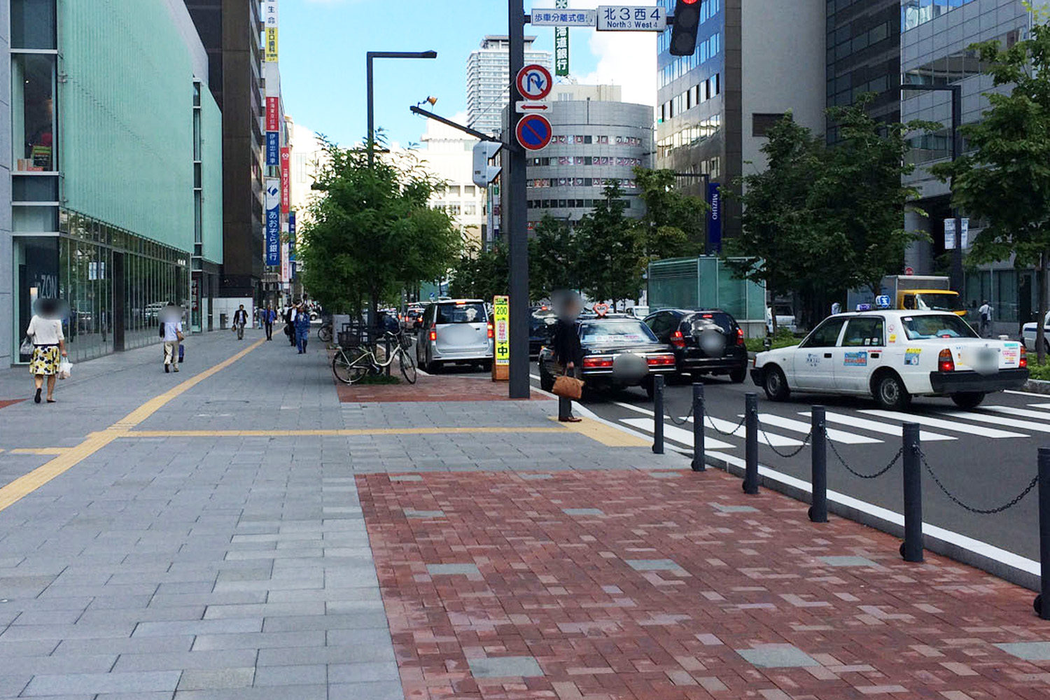 駅前の道路と横断歩道