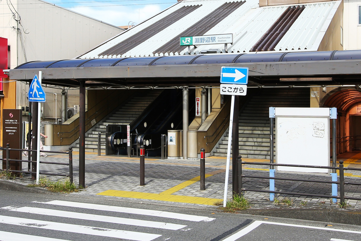 駅前に設置された点字ブロック