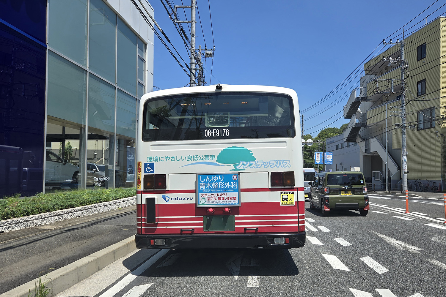 街中を走るバス