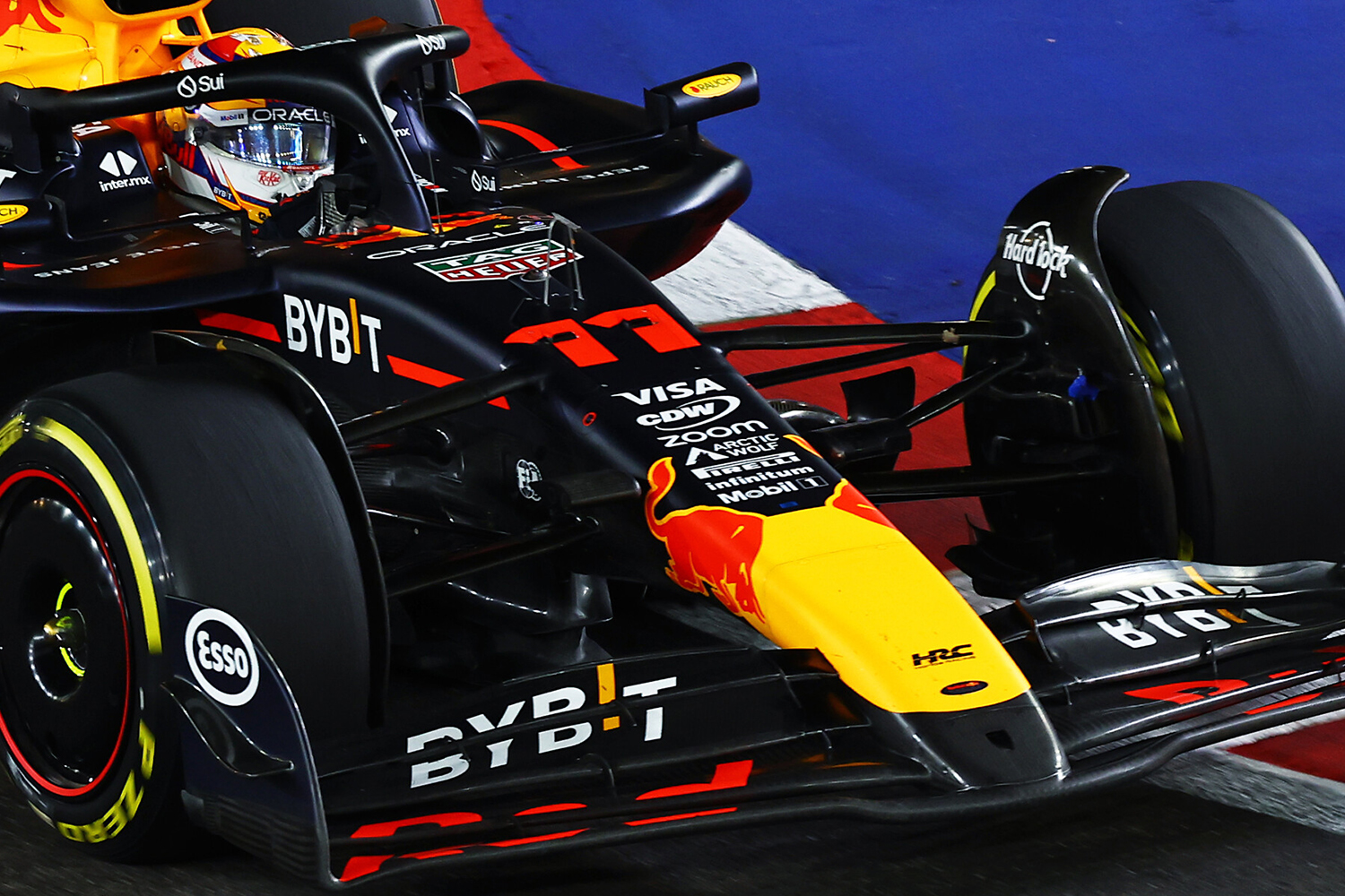 スポンサーロゴで埋め尽くされるF1マシン