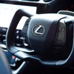 レクサスRZのF1みたいなハンドルは「ステア・バイ・ワイヤ」がゆえ！　ところで「ステア・バイ・ワイヤ」ってどんな得がある？