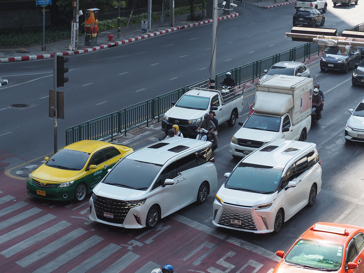 バンコクを走るトヨタ・アルファードとレクサスLM