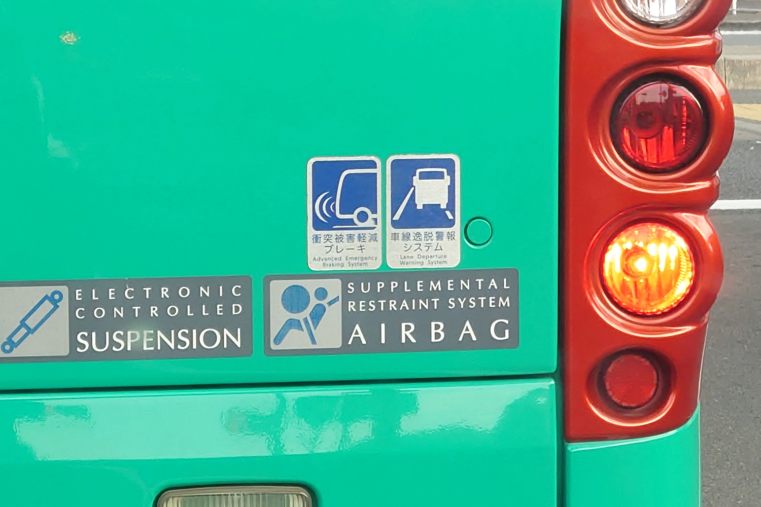 観光バスの自動ブレーキ表示