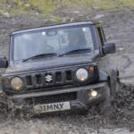 イギリスに２シーターのジムニーがあったってマジか！　排ガス規制をまのがれる苦肉の策の「商用ジムニー」がむしろ欲しくてたまらん!!