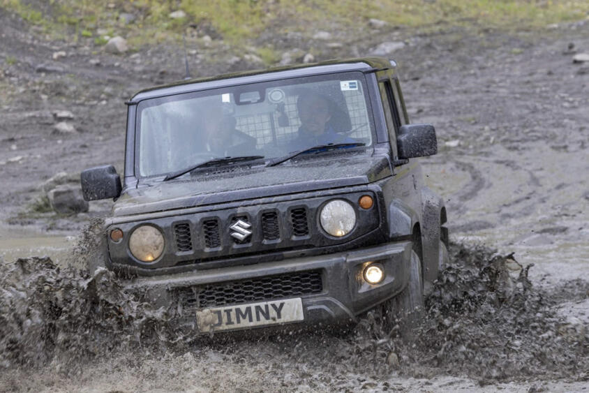 イギリスに２シーターのジムニーがあったってマジか！　排ガス規制をまのがれる苦肉の策の「商用ジムニー」がむしろ欲しくてたまらん!!