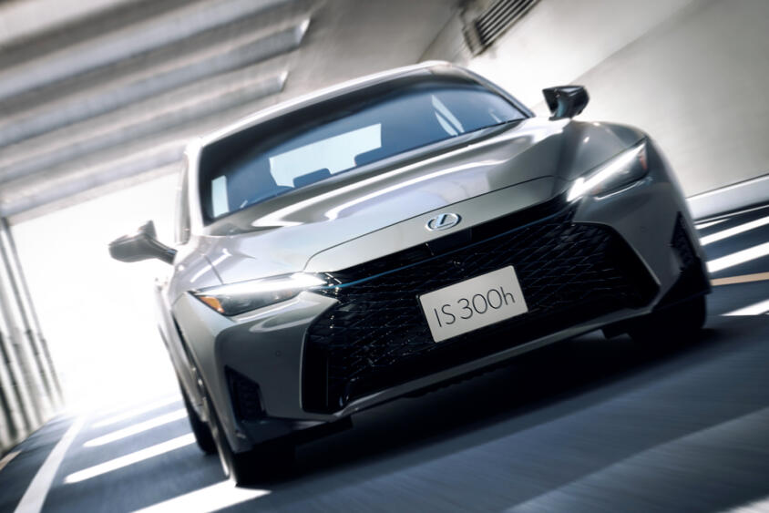 13年目のご長寿セダンが４度目のお色直し！　レクサスISがビッグマイナーチェンジを実施