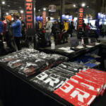 【画像】ずらり並んだシートを一気座りで比べたら即購入！　BRIDEブースなら絶対後悔しないシート選びができる【東京オートサロン2026】 〜 画像1