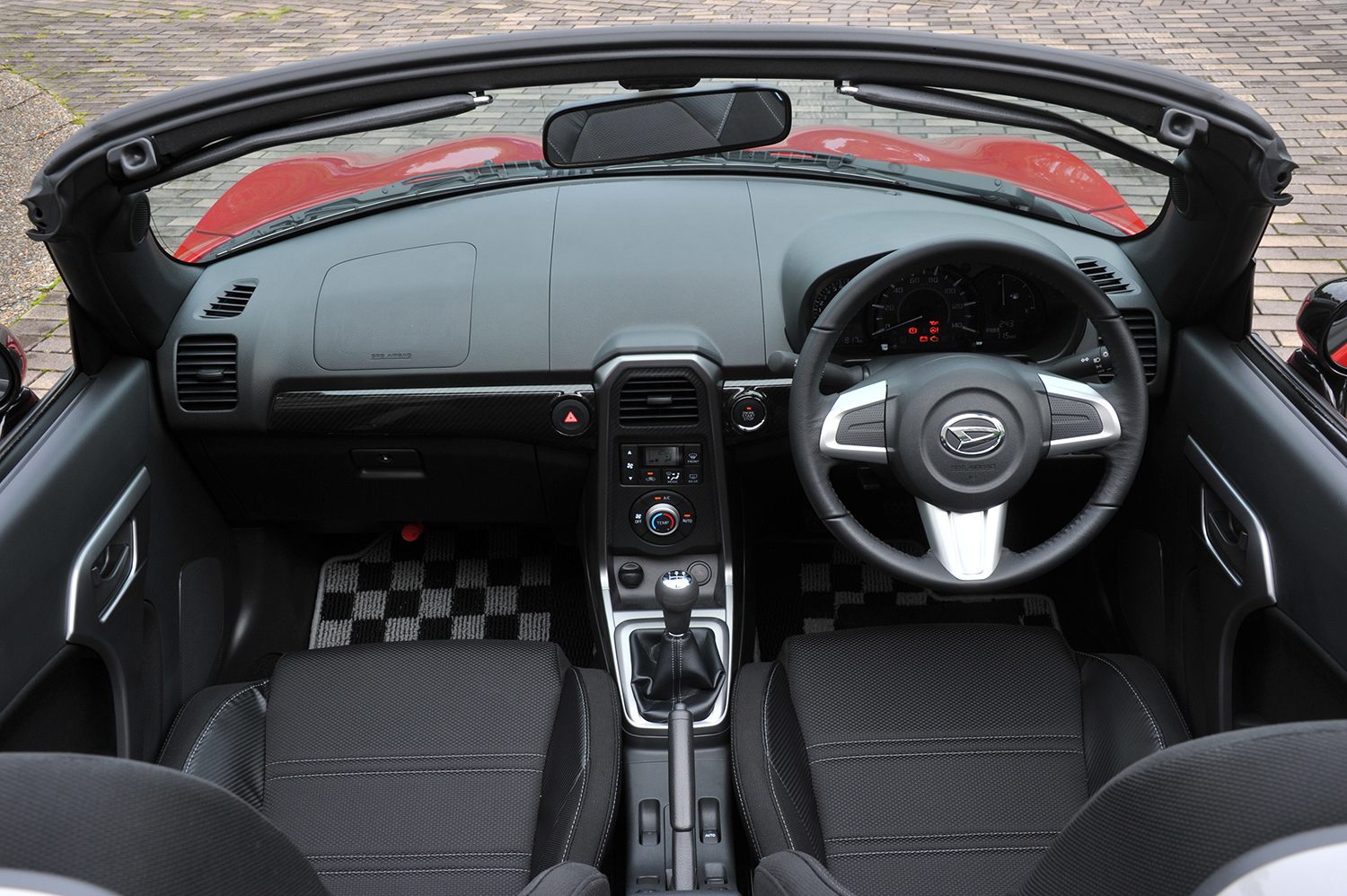 ダイハツ・コペンの車内