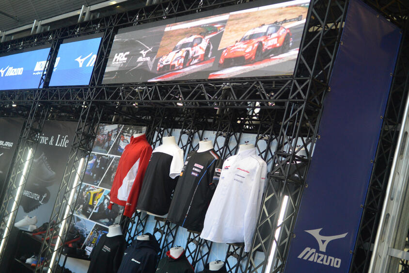 ドライブもウォーキングも叶える夢のドライビングシューズ誕生！　ミズノはクルマ好き要注目ブランドに進化していた【東京オートサロン2026】