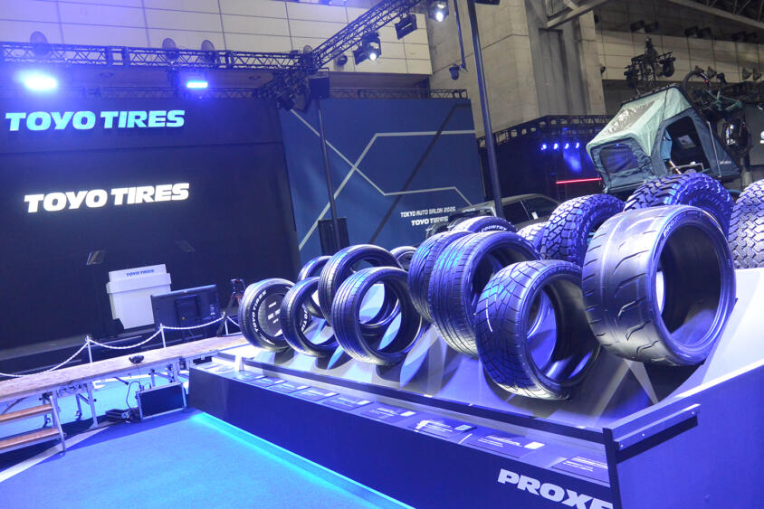 大人気タイヤ「オープンカントリー」シリーズが大集合！　真っ青に染まったトーヨータイヤブースはモータースポーツファン必見【東京オートサロン2026】