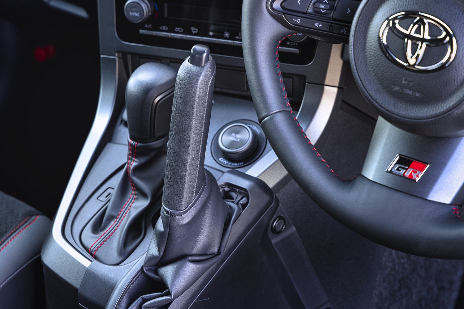 GRヤリスの縦引きサイドブレーキ 〜 画像22