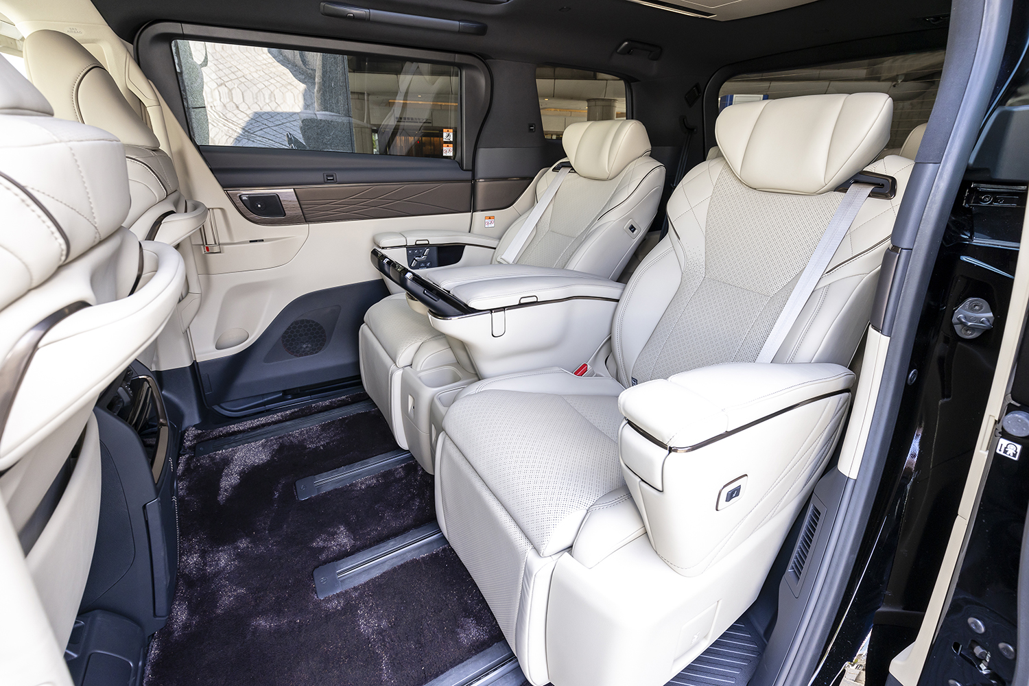 トヨタ・アルファードの車内