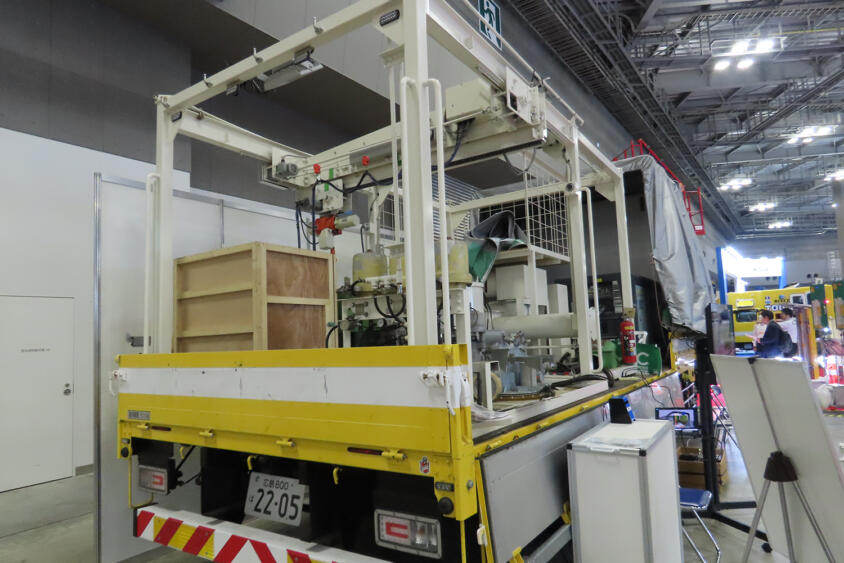 めちゃくちゃ人足と手間がかかっていた「ガードレール」の塗装メンテ！　いま画期的な自動化が始まっていた!!