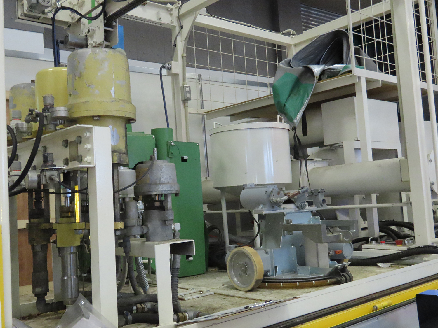 重作業だったガードレール塗装を自動化した「ガードレール塗装工」がスゴい