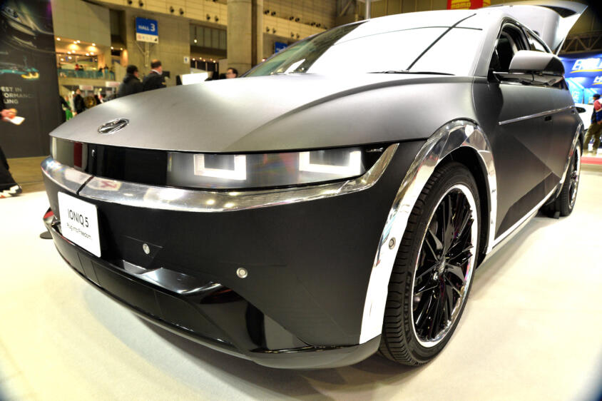 ヒョンデが世界的ギタリスト「MIYAVI」とコラボ！　IONIQ5の大容量電源があればこんなオーディオカスタムも自在【東京オートサロン2026】