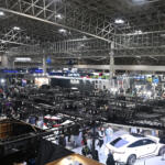 【画像】楽しむのは結構だけどクルマを傷つけてません？　クルマ系イベントは不注意なギャラリーで溢れかえっていた 〜 画像4