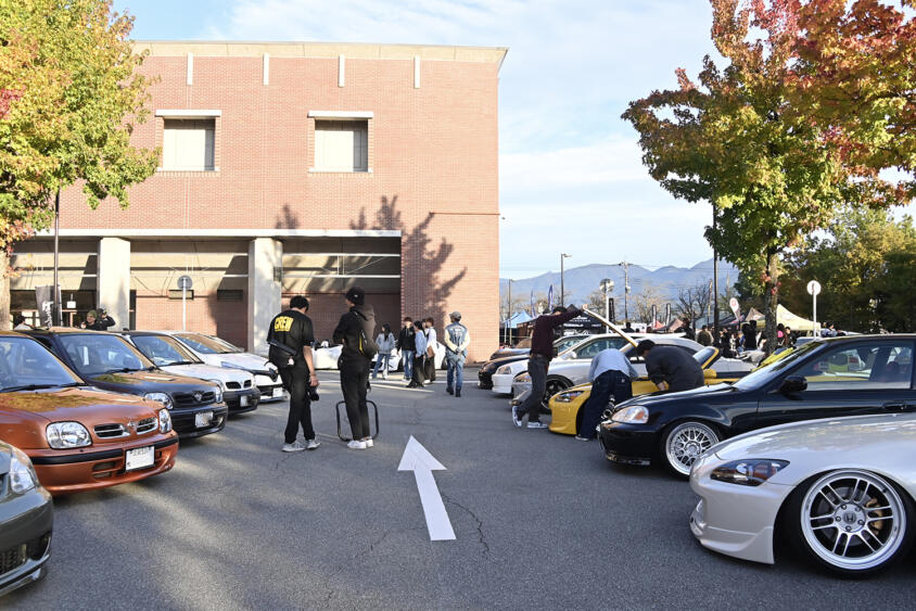 楽しむのは結構だけどクルマを傷つけてません？　クルマ系イベントは不注意なギャラリーで溢れかえっていた