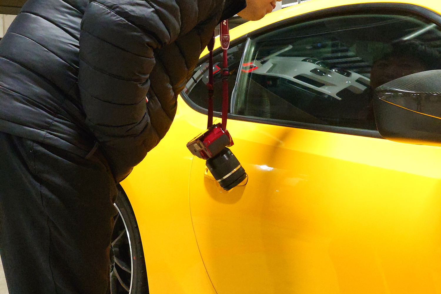 クルマを覗き込むイメージ 〜 画像9